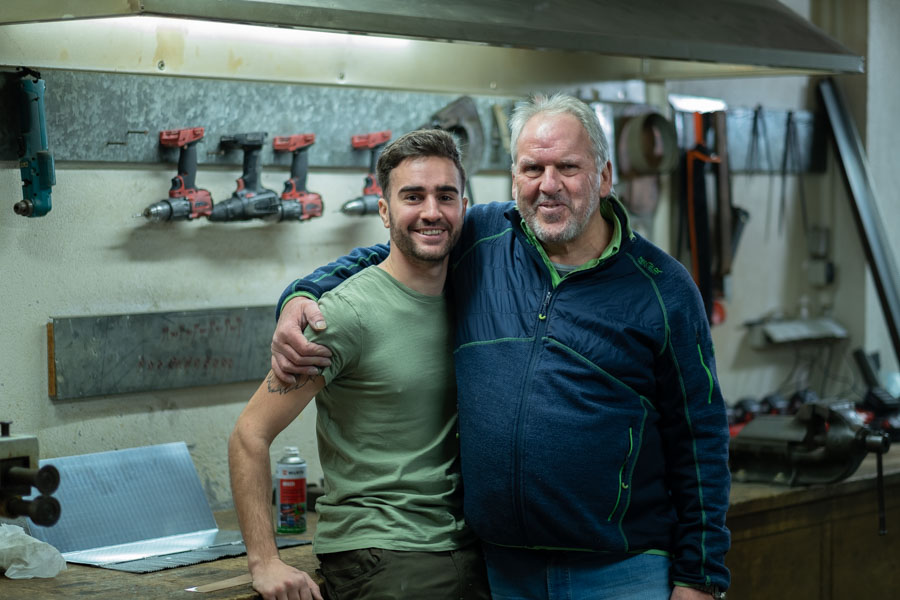 Vater und Sohn in Spengler-Werkstatt